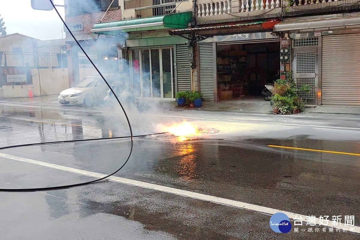 桃園市八德區廣福路307號前的一條高壓電遭閃電擊中斷落起火，一度造成附近2千多戶停電。