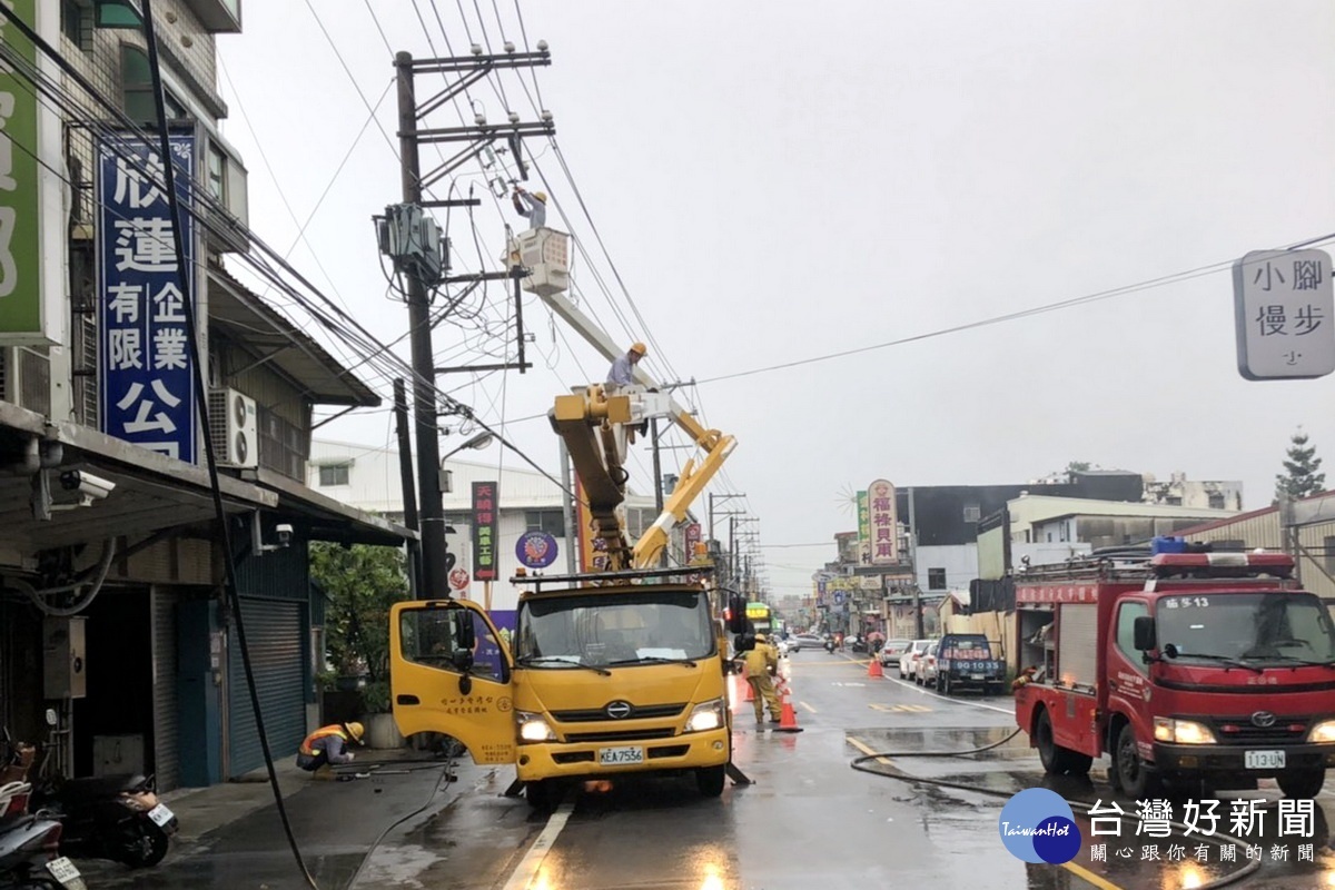 桃園市八德區廣福路307號前的一條高壓電遭閃電擊中斷落起火,台電人員趕往搶修。