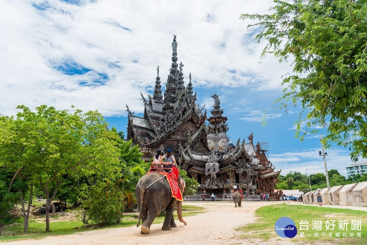 芭達雅【真理寺】純木質結構的建築，細緻的雕琢讓人讚嘆其工藝精湛，以複雜考究的工藝打造泰國哲學思想中對生命、輪迴、宇宙與理想世界的所有概念，是了解泰國文化不容錯過的地方之一。