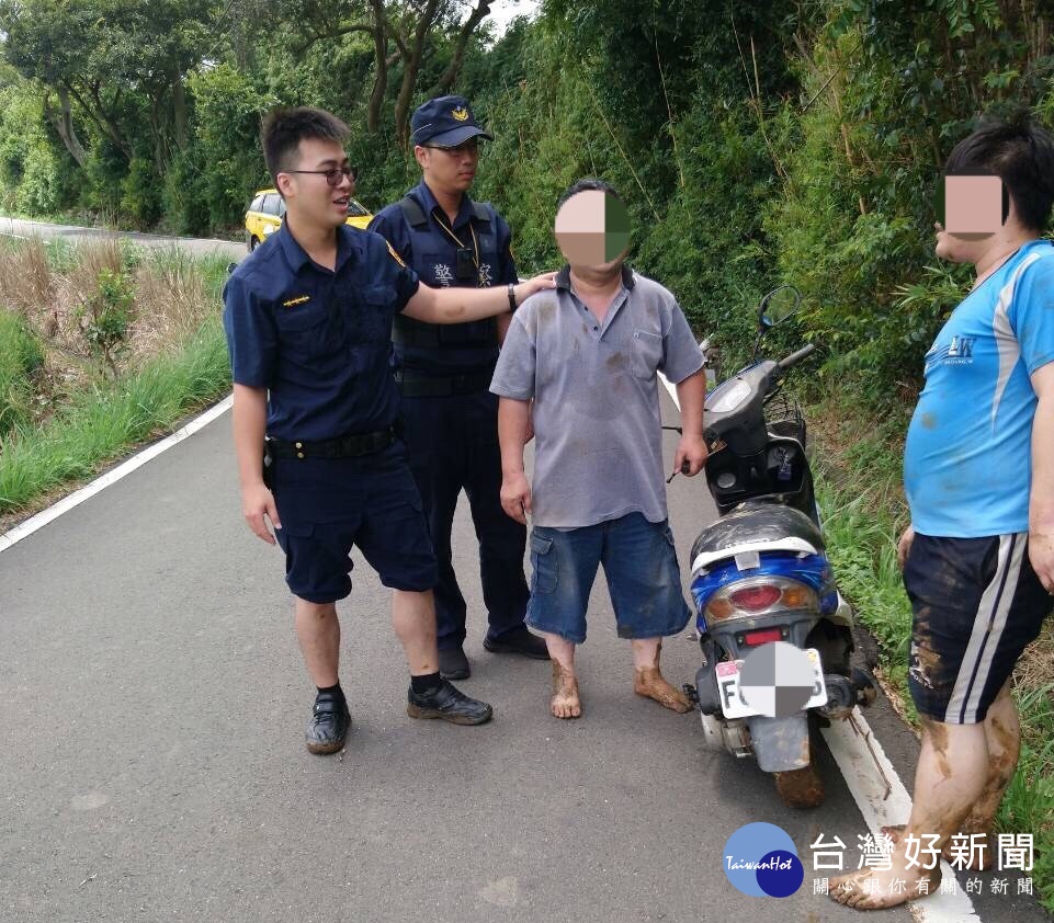 強颱利奇馬襲臺，父子機車遭吹落田內，熱警踩泥急救援