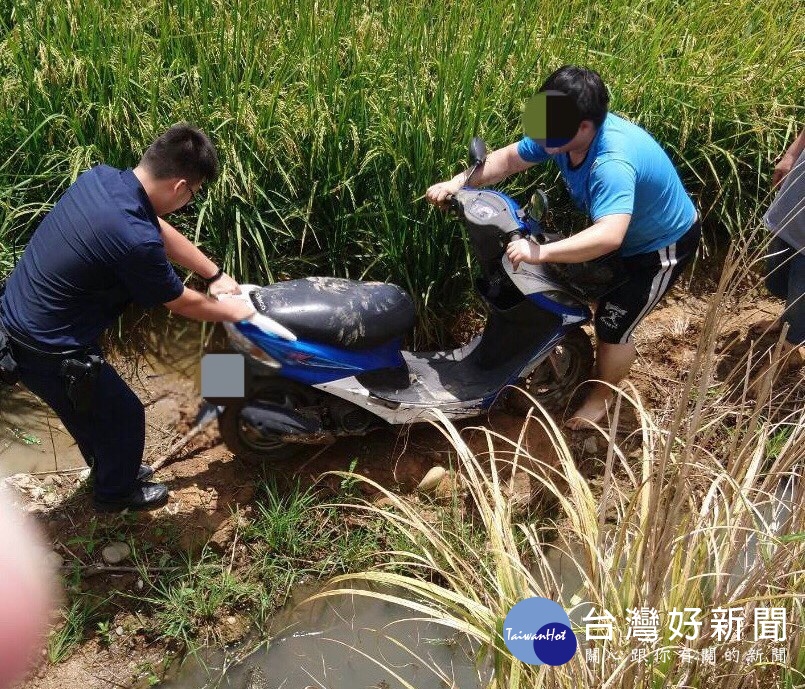 強颱利奇馬襲臺，父子機車遭吹落田內，熱警踩泥急救援