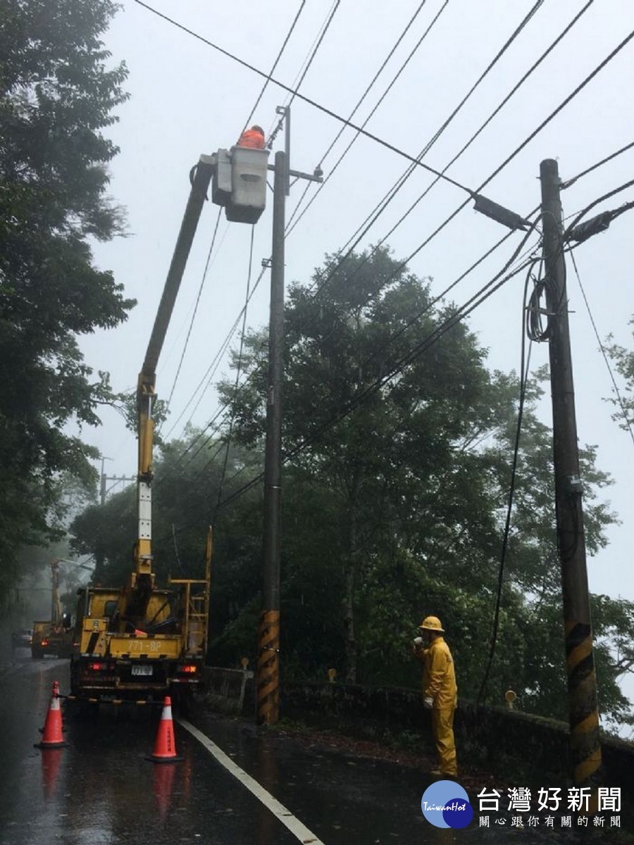利奇馬颱風來襲，造成桃園地區停電災情，台電工程人員緊急動員進行搶修。