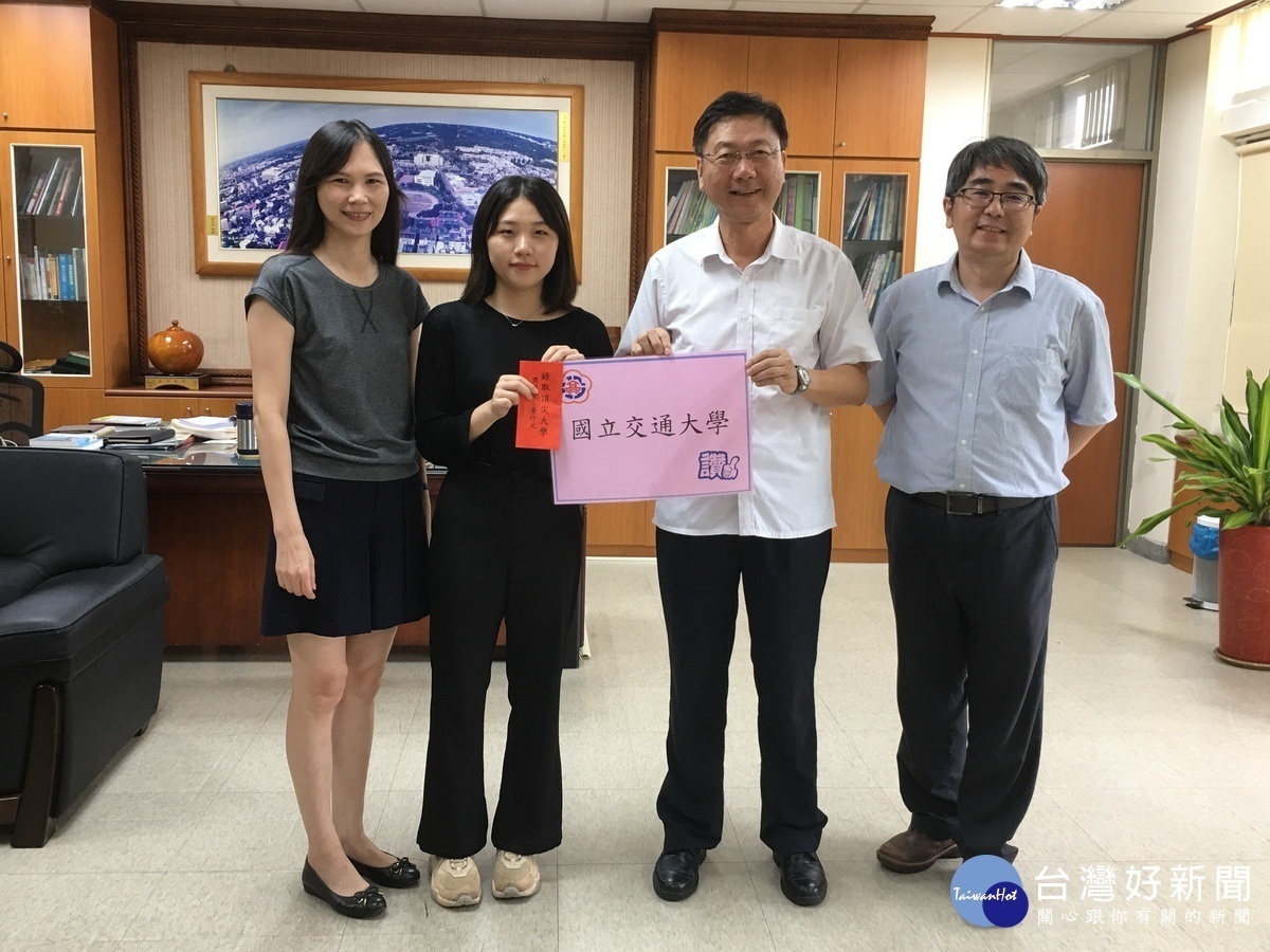 施同學進入交大全校師生與有榮焉,導師邱碧霞(左)很高興她圓夢。(投高提供)