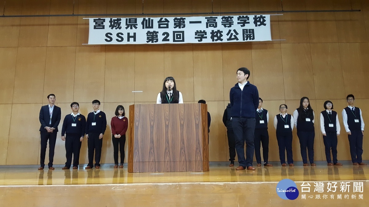 施枚均同學以流利英語向日本學生介紹南投。（投高提供）