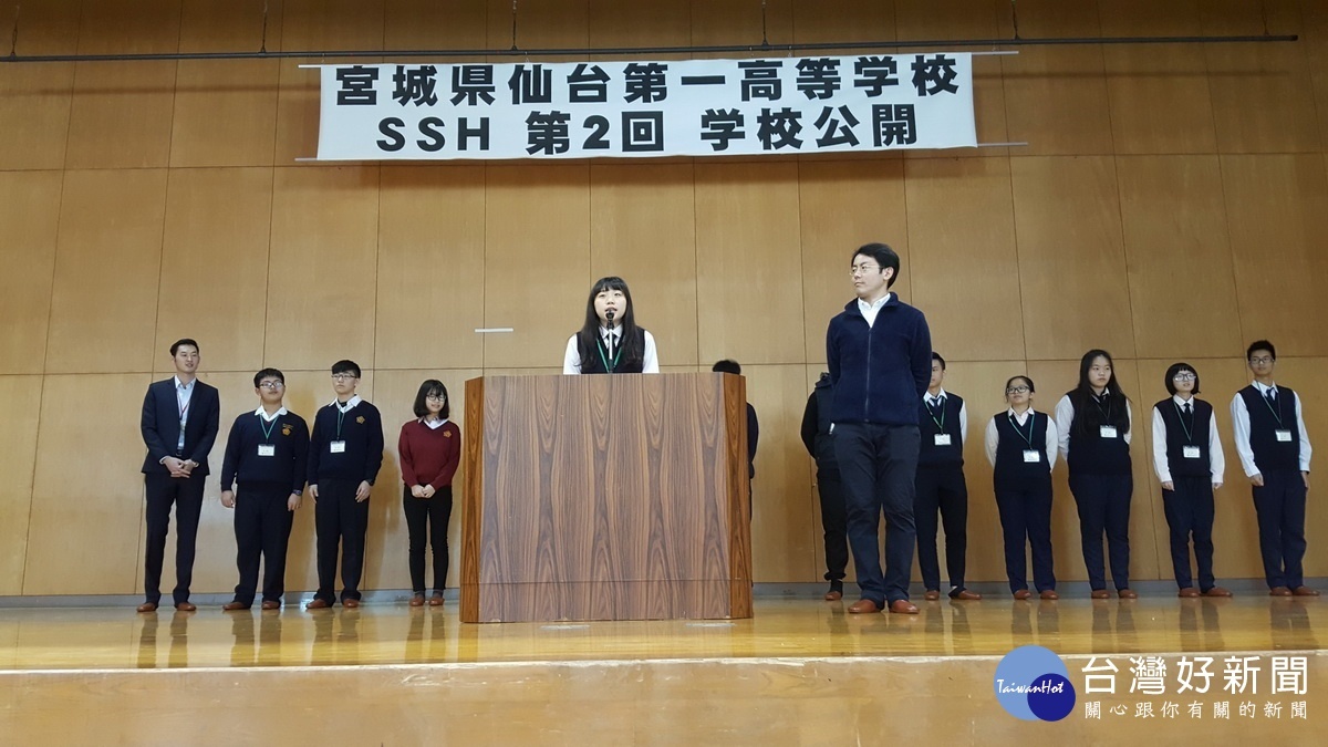 施枚均同學以流利英語向日本學生介紹南投。(投高提供)