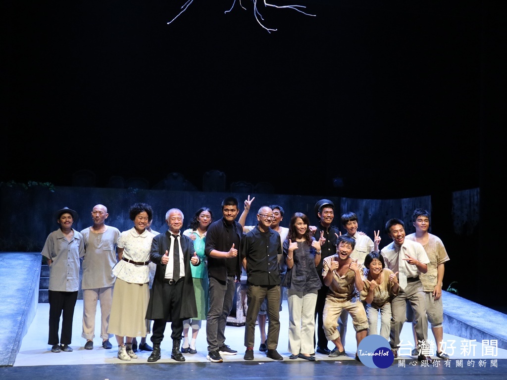 阮劇團團長汪兆謙跟再次合作的日本「地下劇場帝王」之稱的流山兒祥導演，以及演出演員。