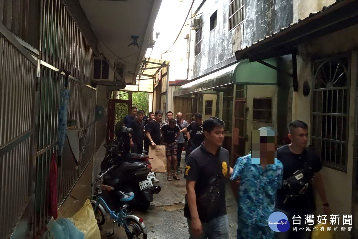 桃園警方無畏強颱利奇馬來襲，成功攻堅救出人質並逮捕阮姓等4名嫌犯。