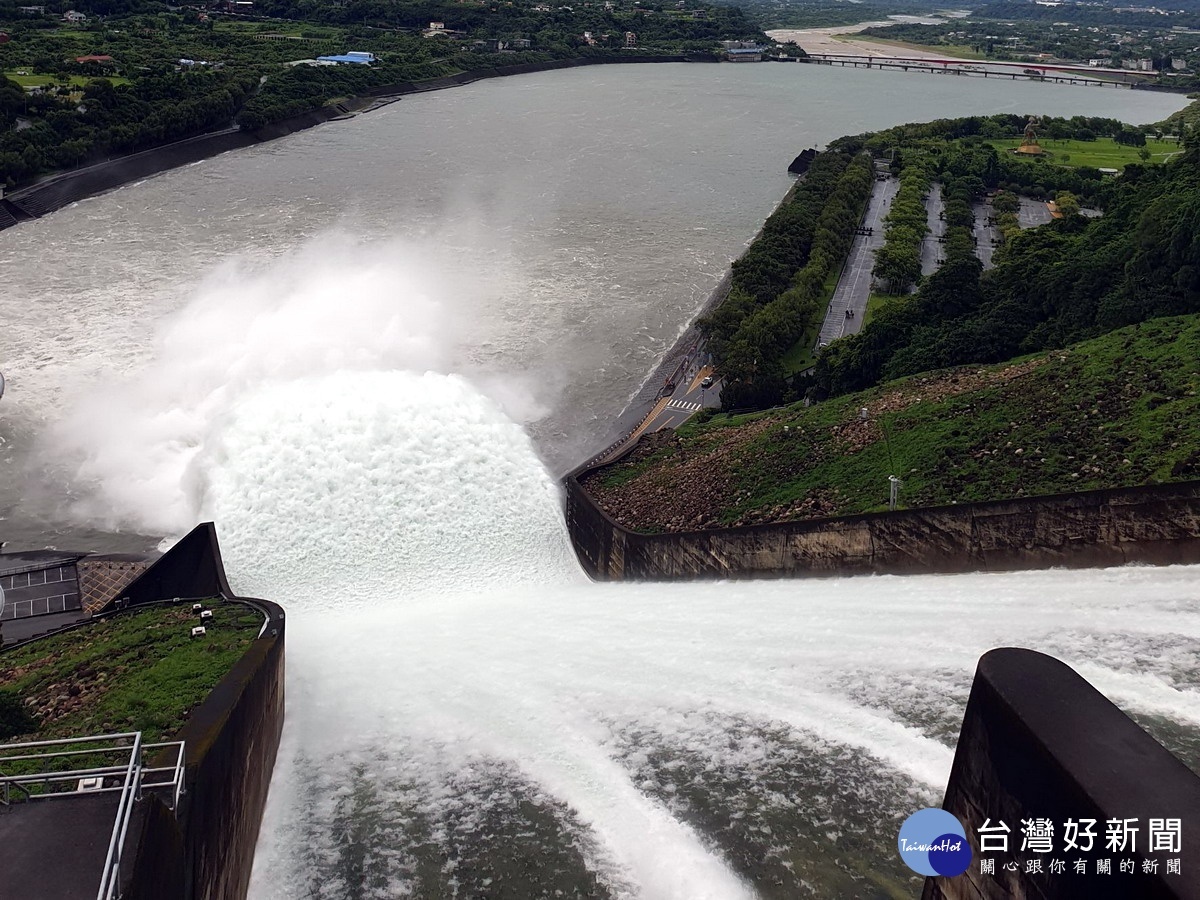 利奇馬颱風挾帶豪雨侵襲北台灣，石門水庫進行調節性防洪操作開啟溢洪道放水。