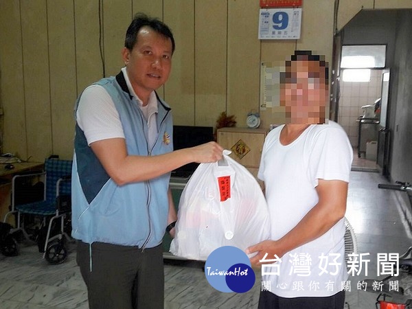 雲林縣榮服處總幹事鍾翔宇及榮欣志工隊長陳鷺禾率隊關心獨居榮民及家眷,並轉送物資給經濟弱勢榮民。