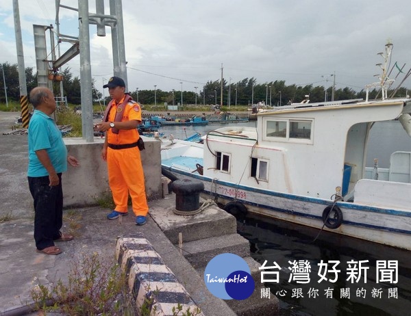 海巡署第四岸巡隊為維護民眾安全,針對轄區內多處觀浪地點實施柔性勸離,籲請民眾避免至沿海岸際遊玩及觀浪。
