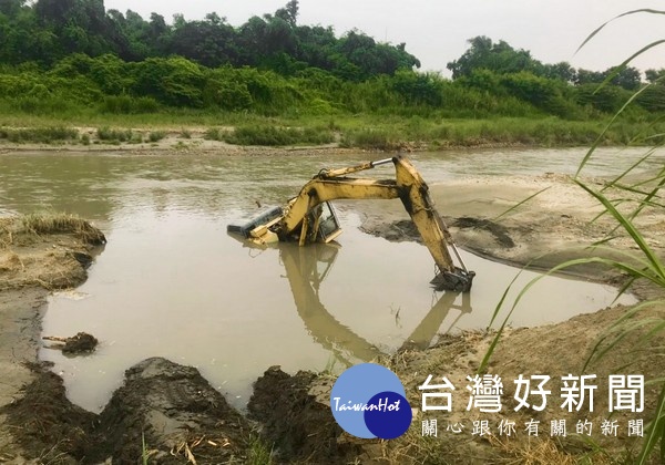 雲林地檢署經檢警調數月蒐證,一舉查獲涉嫌擁槍自重盜採砂石的犯罪集團,宣示嚴正執法之決心。
