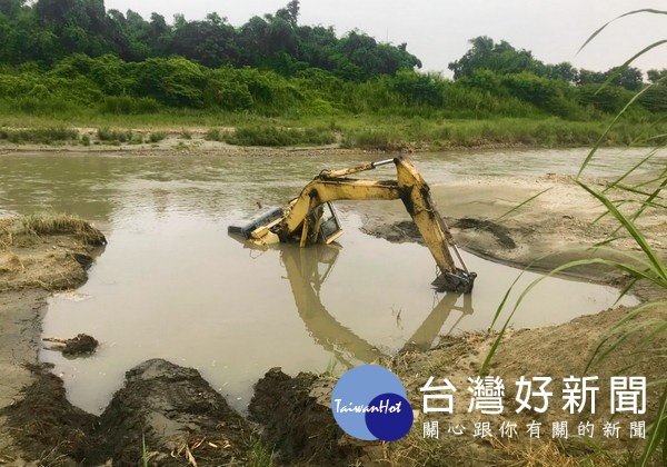 雲林地檢署經檢警調數月蒐證，一舉查獲涉嫌擁槍自重盜採砂石的犯罪集團，宣示嚴正執法之決心。