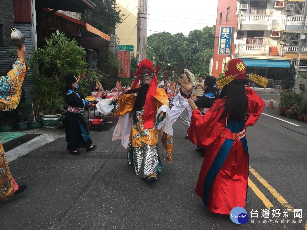 城隍爺為普渡做圓滿儀式。(記者扶小萍攝)