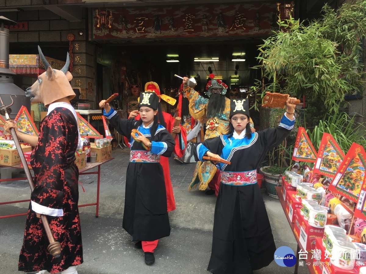 文武判官造型鮮明。(記者扶小萍攝)