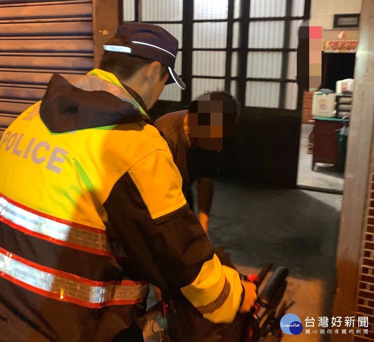 盧姓男子因行動不便所乘坐的輪椅拋錨受困路旁,員警巡邏經過發現,協助平安返家。