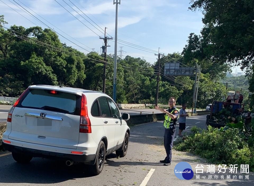 利奇馬颱風過境後造成路樹倒蹋，龍潭警為維護用路安全交管及排除道路障礙。