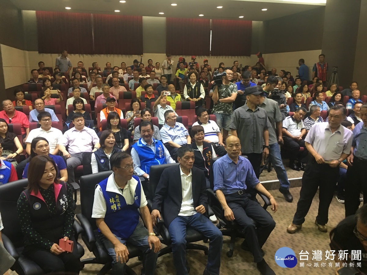 韓國瑜在南投縣議會和地方各界座談。(記者扶小萍攝)
