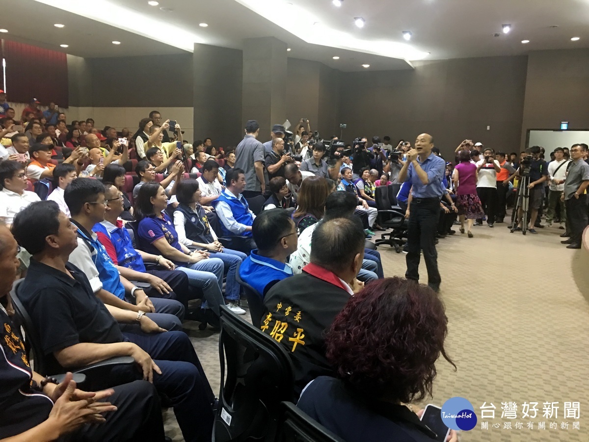 韓國瑜在南投縣議會和地方各界座談。(記者扶小萍攝)