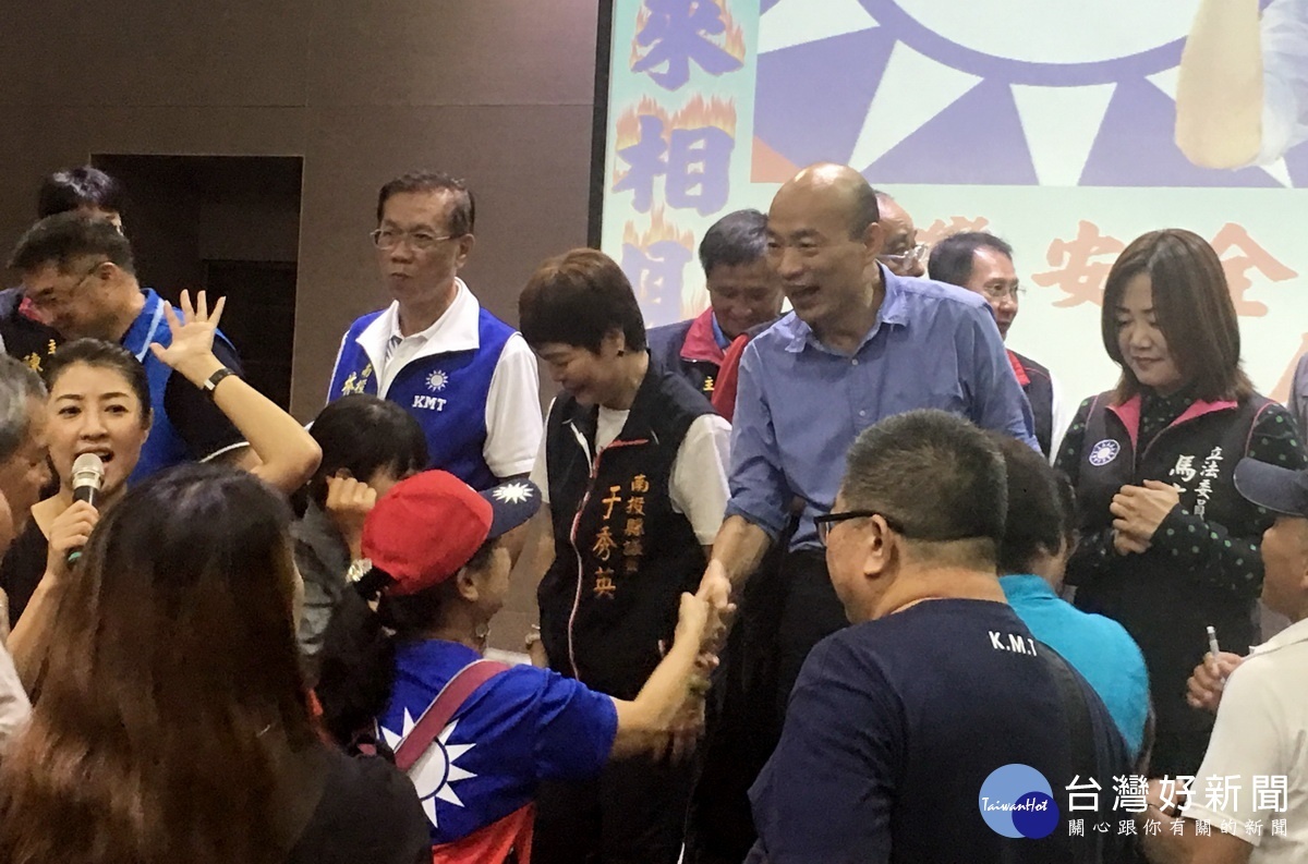 支持者跟隨韓市長爭取握手拍照。(記者扶小萍攝)