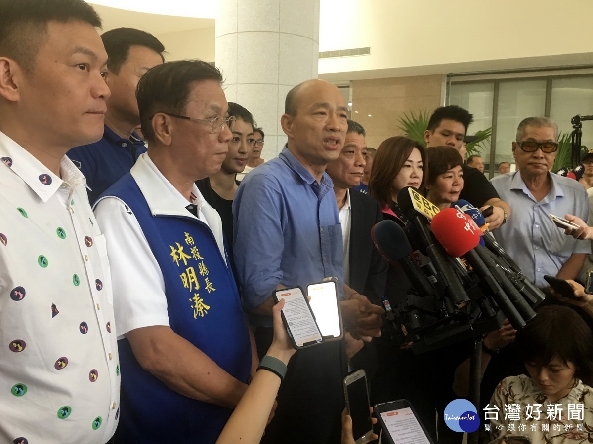 韓市長也說敬佩柱柱姐台南參選的勇氣精神。(記者扶小萍攝)