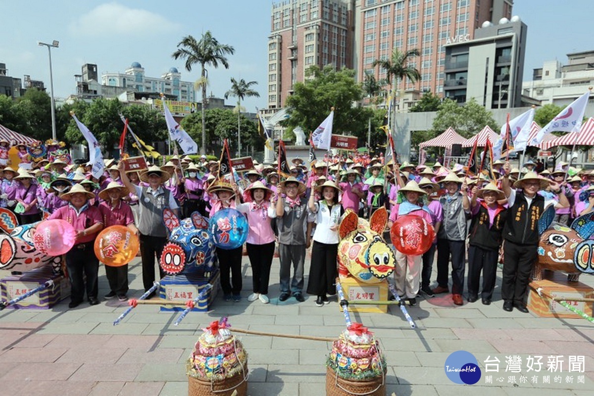 「2019桃園客家義民祭」挑擔踩街大遊行，6個輪值里及鄉親們在中壢區光明公園集結準備出發。