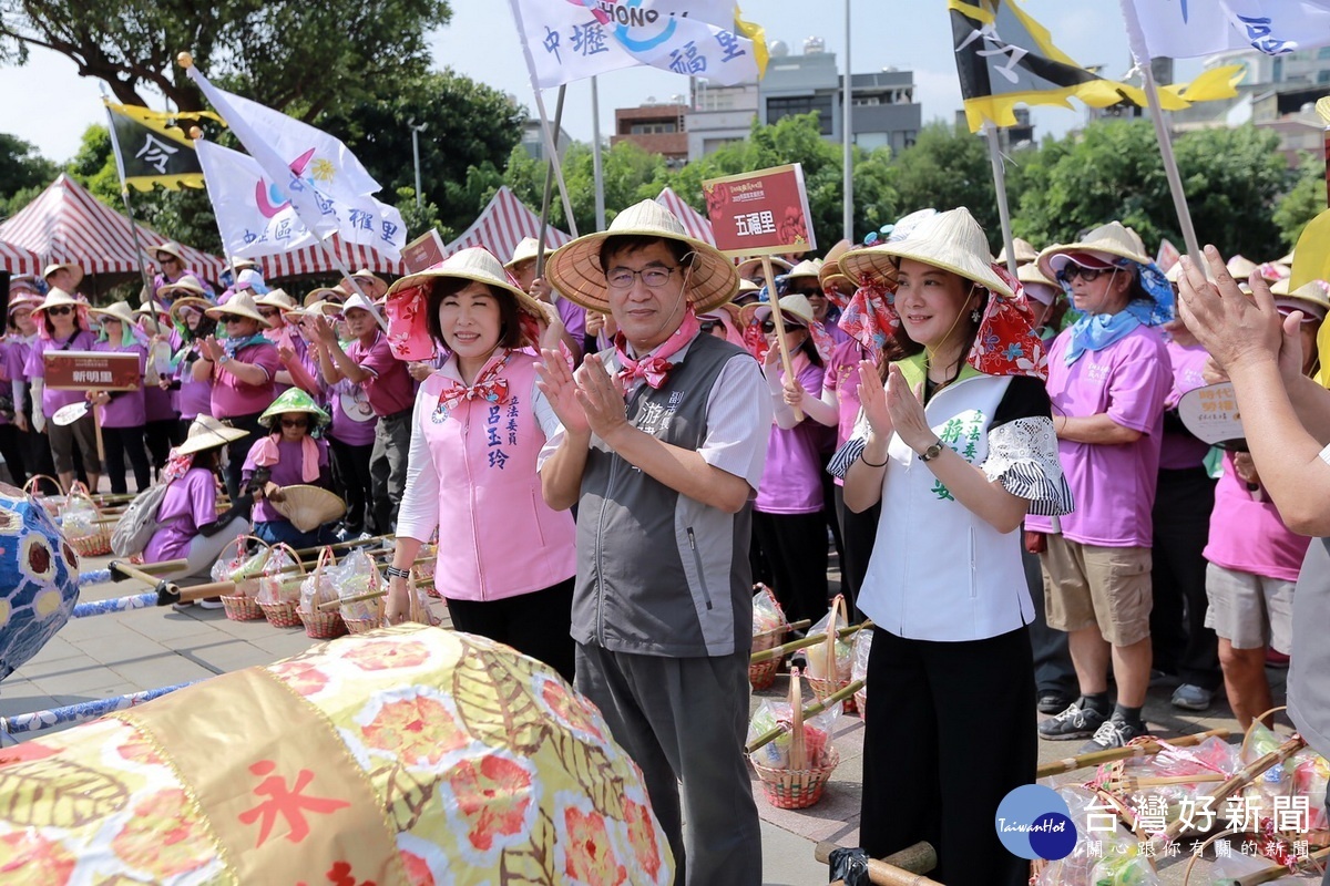 「2019桃園客家義民祭」挑擔踩街大遊行中,桃園市副市長游建華和立委呂玉玲、蔣絜安等候挑擔出發。