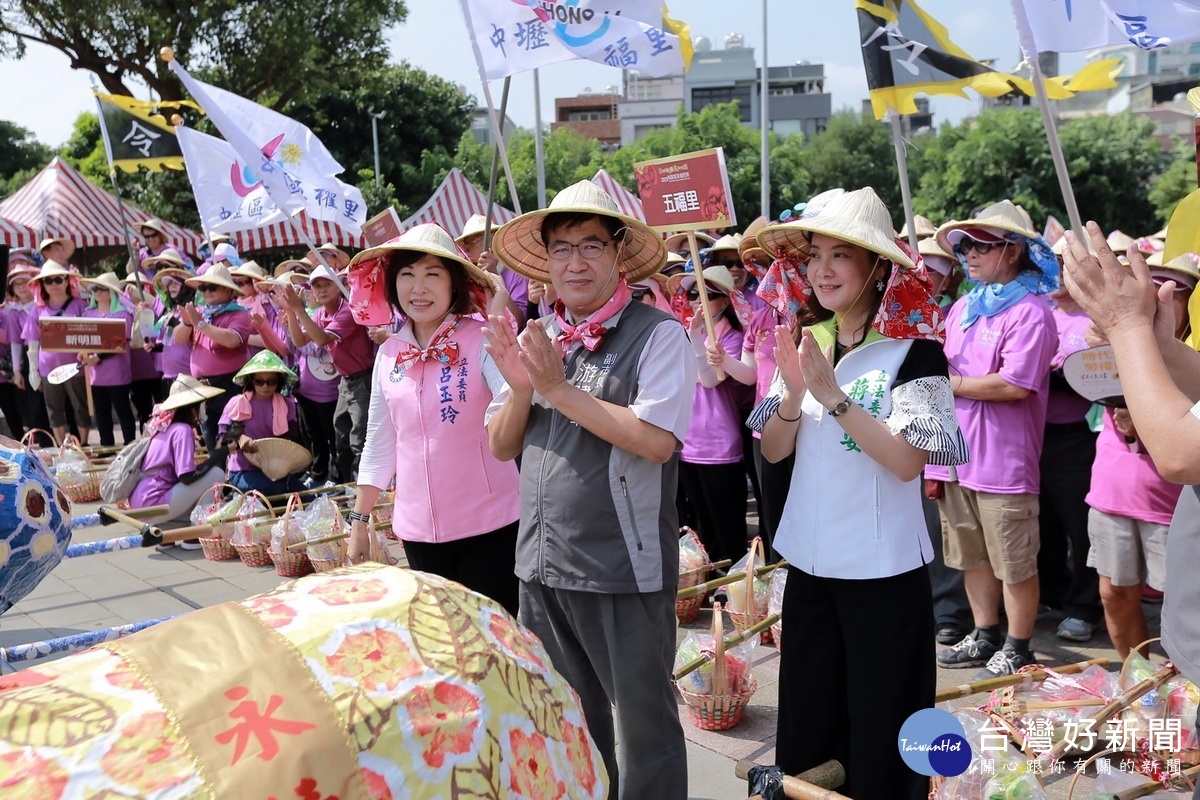 「2019桃園客家義民祭」挑擔踩街大遊行中，桃園市副市長游建華和立委呂玉玲、蔣絜安等候挑擔出發。