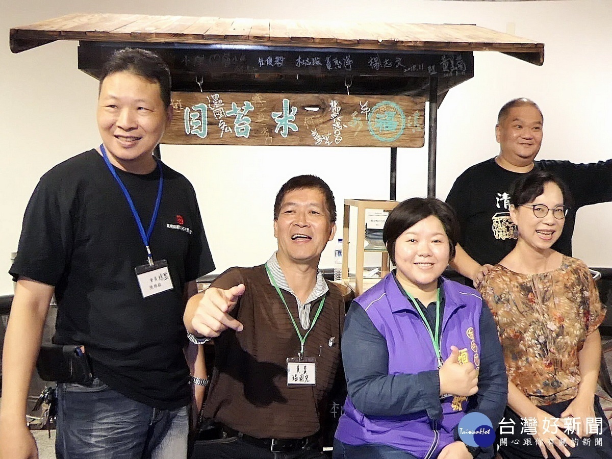 台中市議會副議長顏莉敏(左3))親臨會場祝賀,台灣美術交流協會理事長(右後)