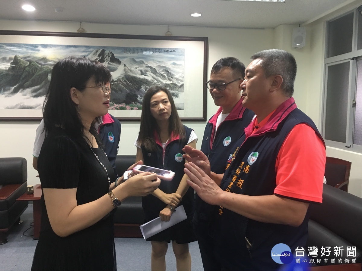 烹飪公會理事長潘岱儒等人與觀光處長李孟珍商討如何配合發展。(記者扶小萍攝)