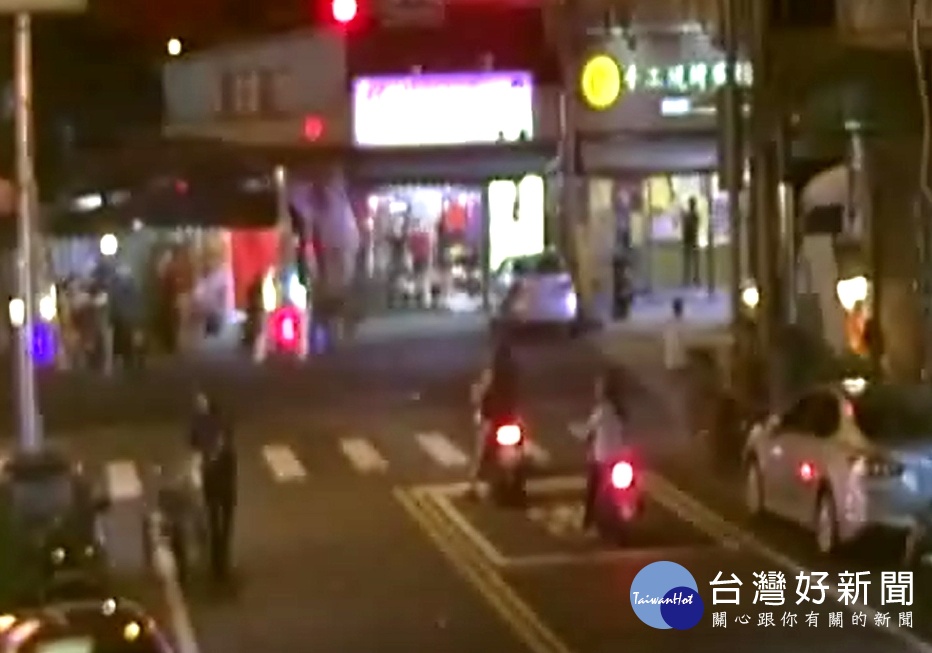 7旬老婦騎三輪車迷走巷弄,警協助帶她返家。