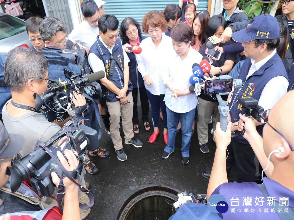 市長盧秀燕在議員李麗華陪同視察太平鵬儀路下水道 。林重鎣攝