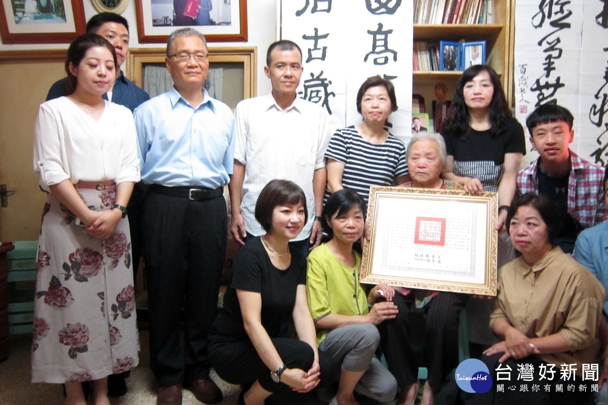 桃園國寶級書法家黃羣英老師辭世,總統府頒發褒揚令,他的學生也都到「泮山書屋」感念老師志業。