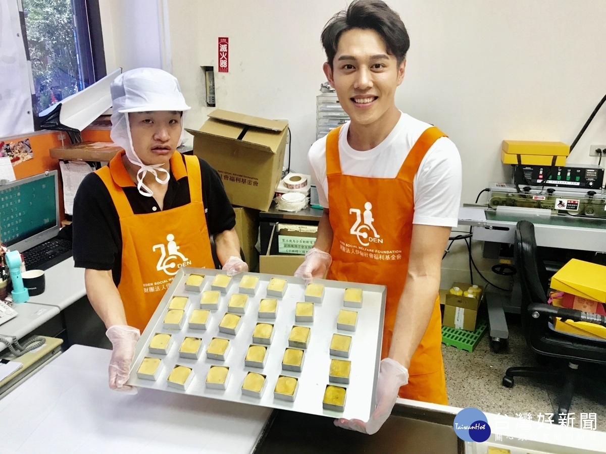 庇護員工阿鴻擔任小老師,指導演員嚴浩製作月餅的技巧