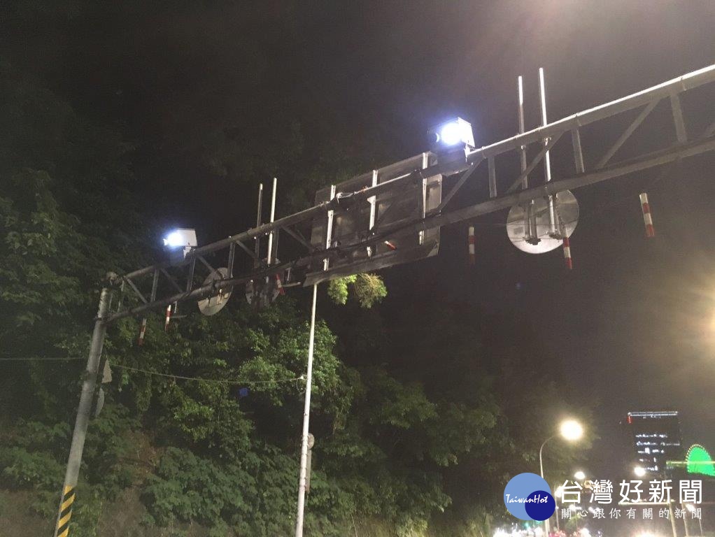 台北市警局交通警察大隊將在今(2019)年9月1日起,配合交通部推動「速度管理」與「科技執法」政策,正式於自強隧道內實施區間平均速率,取締超速及違規變換車道的車輛。(圖/台北市警局)