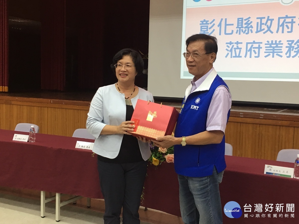 王縣長贈茉莉花茶予林縣長。(記者扶小萍攝)