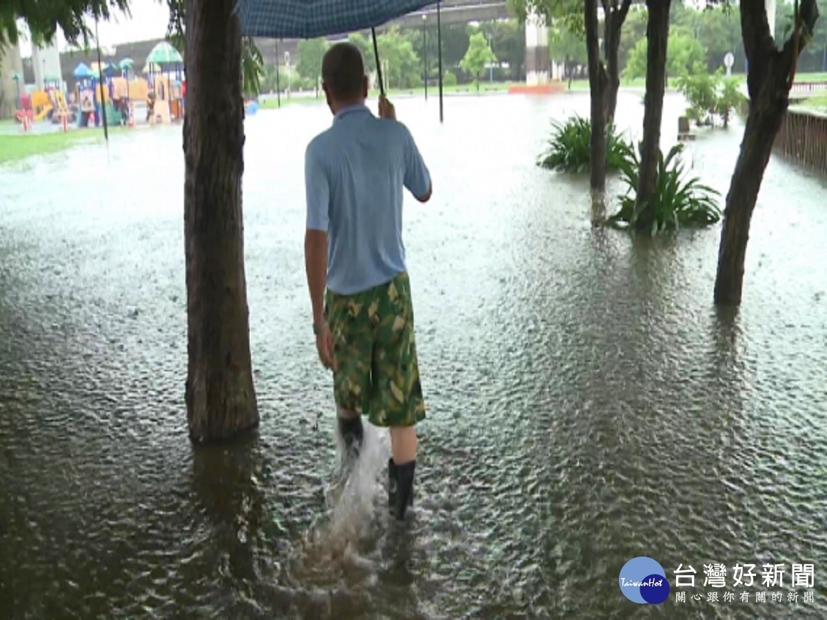 西南氣流發威大雨狂下　彰化景觀公園魚都随「溢」而游