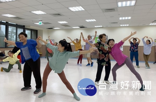 「藝把青」成就國內首創長者和專業舞團共舞，17日於北港文化中心公開展演，歡迎鄉親蒞臨觀賞。