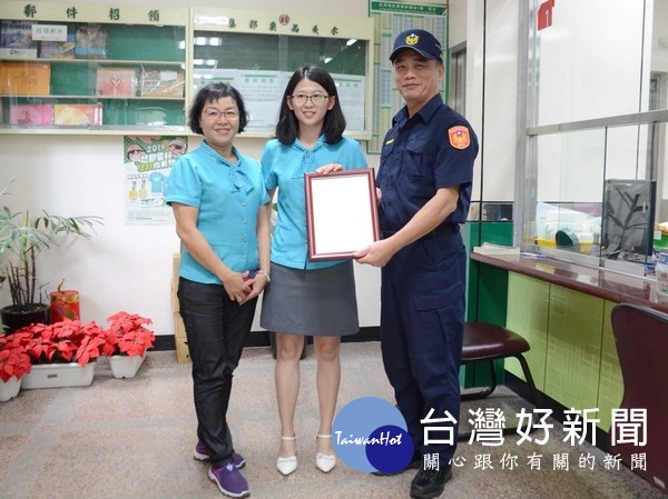 北港鎮臺灣中小企銀、水林郵局及口湖郵局行員機警通報警方阻詐成功，副分局長吳柏源頒發獎狀肯定。