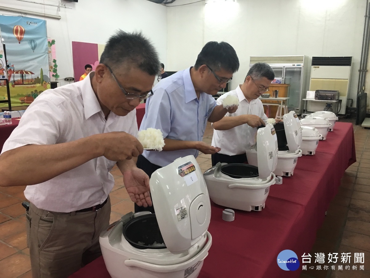農會總幹事等也來聞香品評,香氣四溢。(記者扶小萍攝)