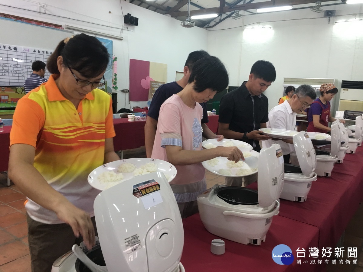 專家來品評。(記者扶小萍攝)