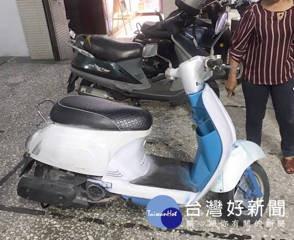 北港所員警佈線跟監,順利逮捕慣竊通緝犯,分局長王立德即時頒發禮券表揚有功人員。