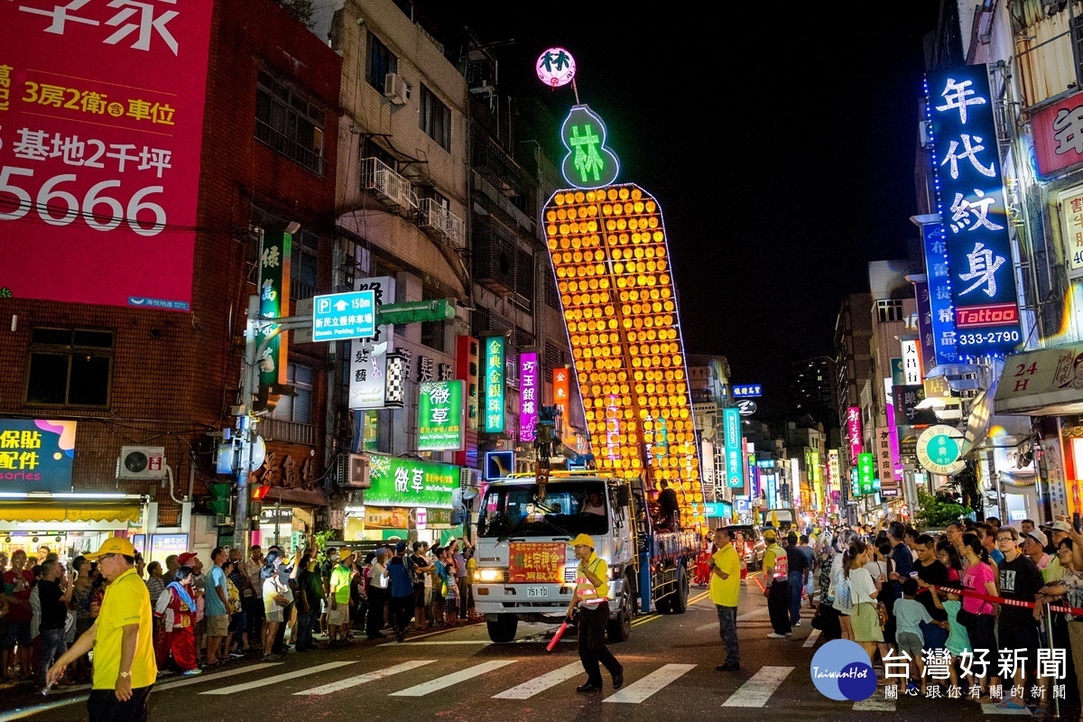 「桃園區2019慶讚中元水燈排繞境暨放水燈儀式活動」繞行市區熱鬧非常。