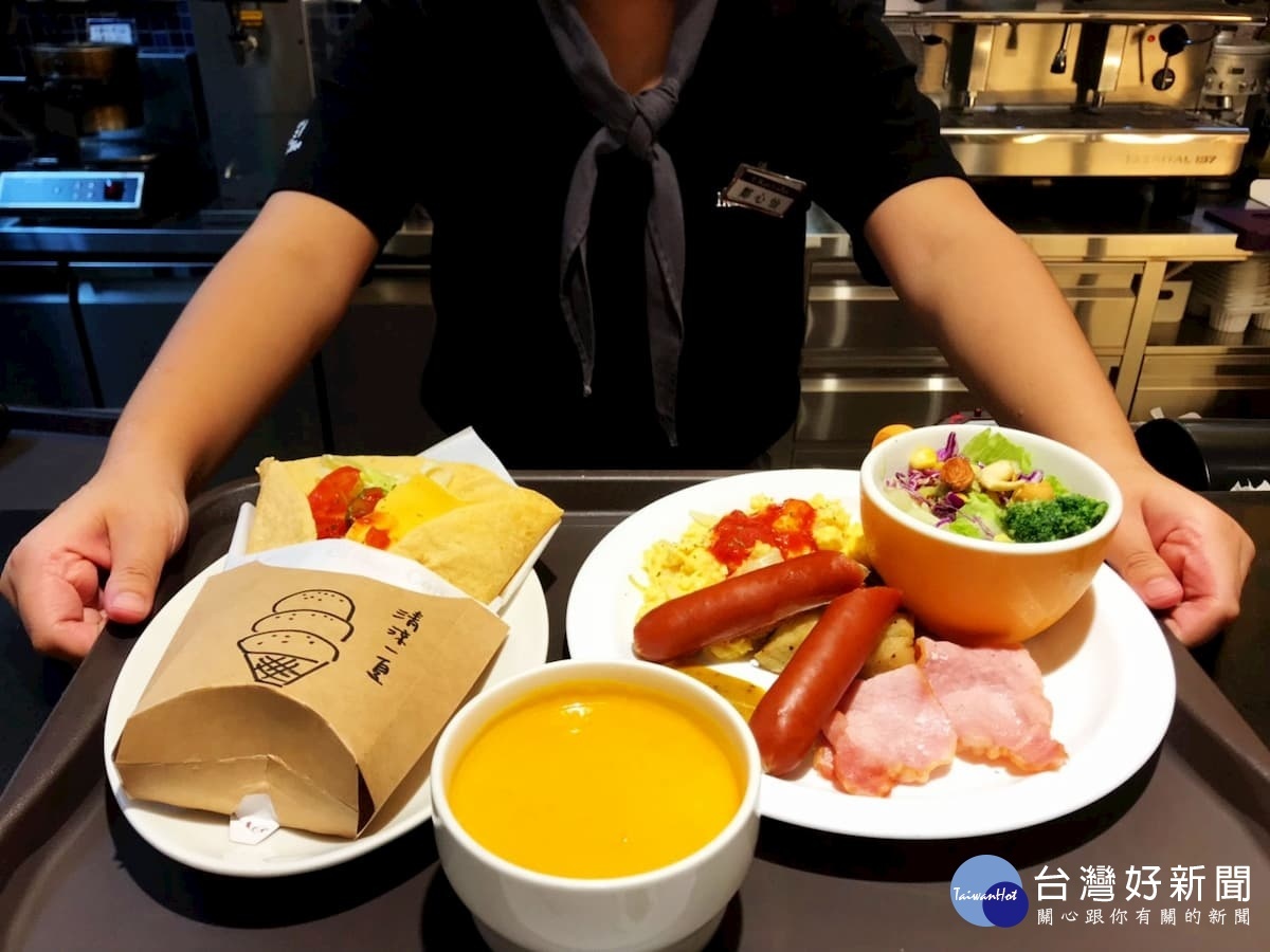 怡客咖啡服務生親切而有溫度,為每位顧客提供精緻美味的餐點。