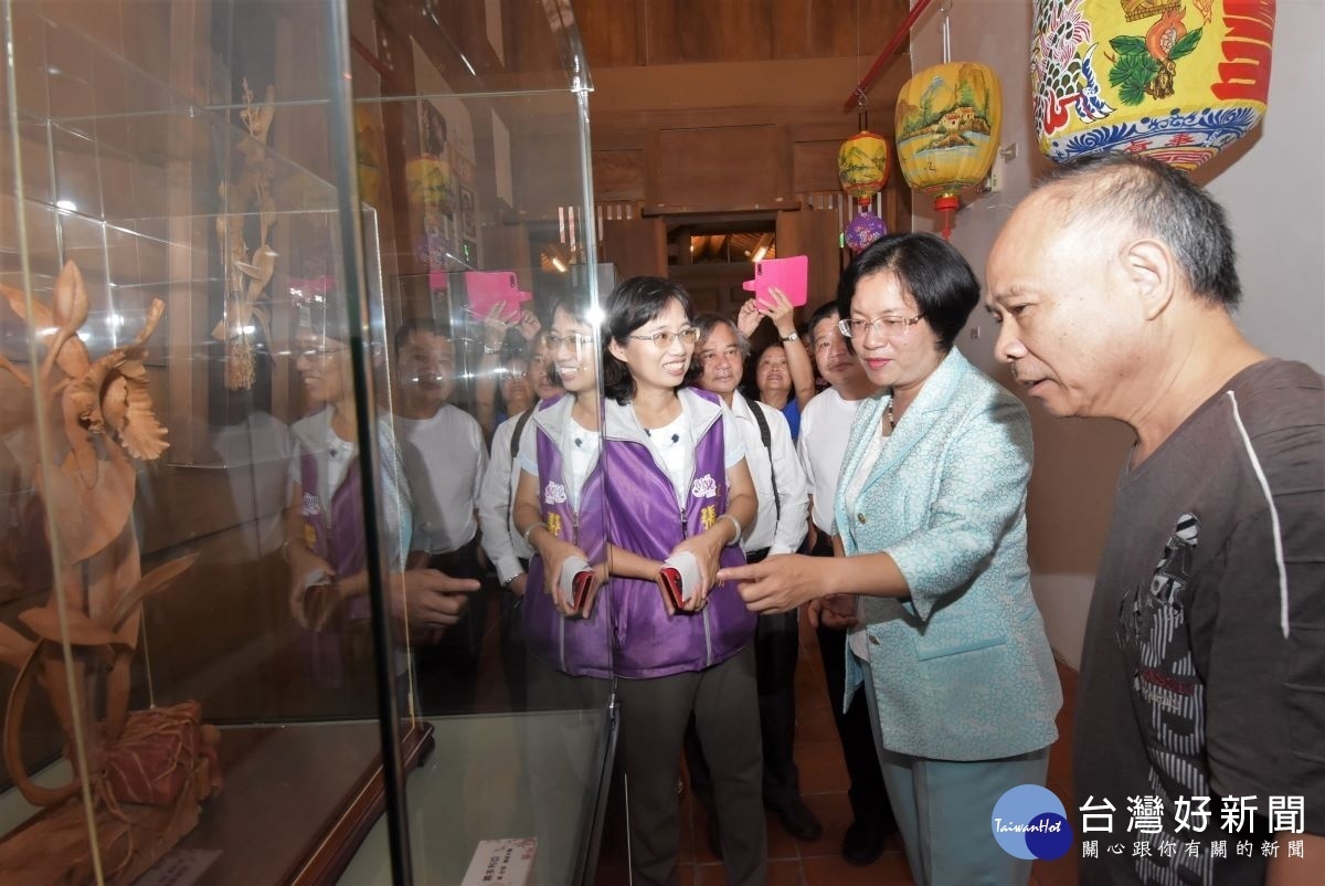 鶴棲別墅工藝展館開幕，縣長王惠美等人欣賞人間國寶黃沙榮老師作品。圖／記者鄧富珍攝