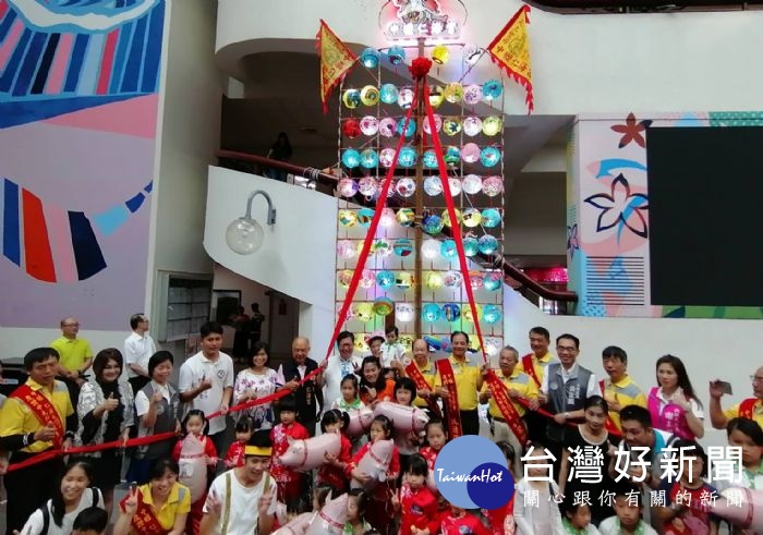 中壢區中元慶典藝術節,市長鄭文燦與里長及現場嘉賓合影。