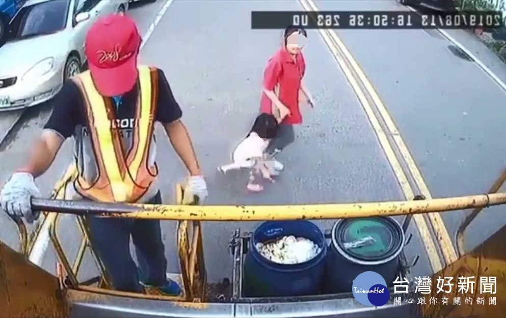 女童陪媽媽倒垃圾「脫手暴衝」 對向轎車煞車不及直接撞上(照片翻攝)