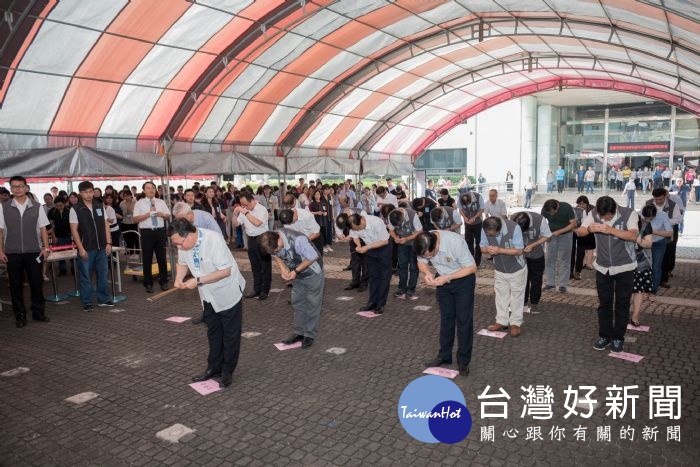 市長與市府同仁上香祈福