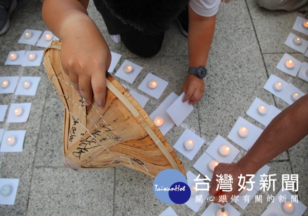 立委蘇治芬及立委參選人許忠富等人於北港義民廟前舉行「抗中保台撐香港」祈禱會,為「斗笠苦行300里」畫下完美句點。
