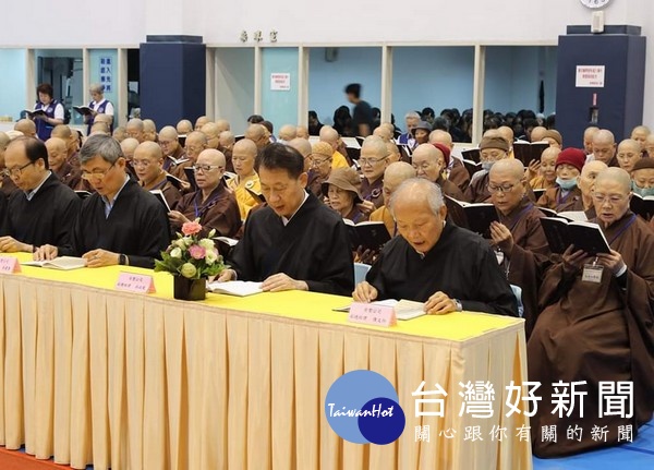 台塑六輕廠區舉辦「中元普渡暨消災祈福三時繫念法會」,準備430桌豐盛供品祭祀「好兄弟」,祈求無災無禍、萬事如意。