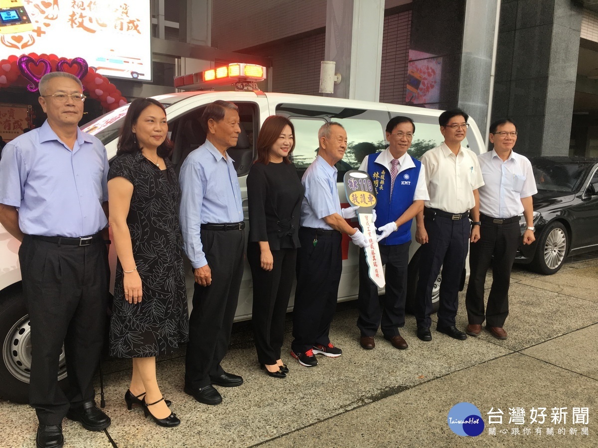 蔡總裁捐救護車與隨車器材。(記者扶小萍攝)